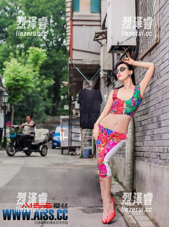 AISS爱丝(钻石版) - 精选：赵梦洁短裙写真，谁说时尚不能玩得欢？