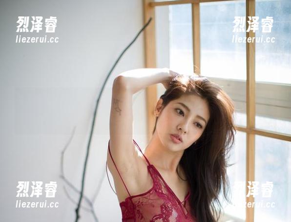 每次看G.su(全智秀)学妹的作品，觉得自己是目击者，不过是偷瞄的吧……