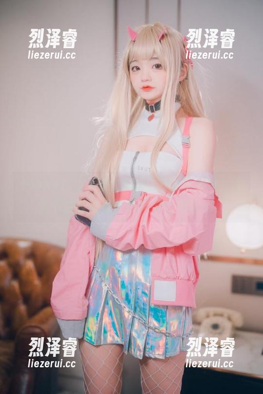 Jenny(정제니)的短裙静静地更新着，完全不怕在阳光下裸露自己的魅力！