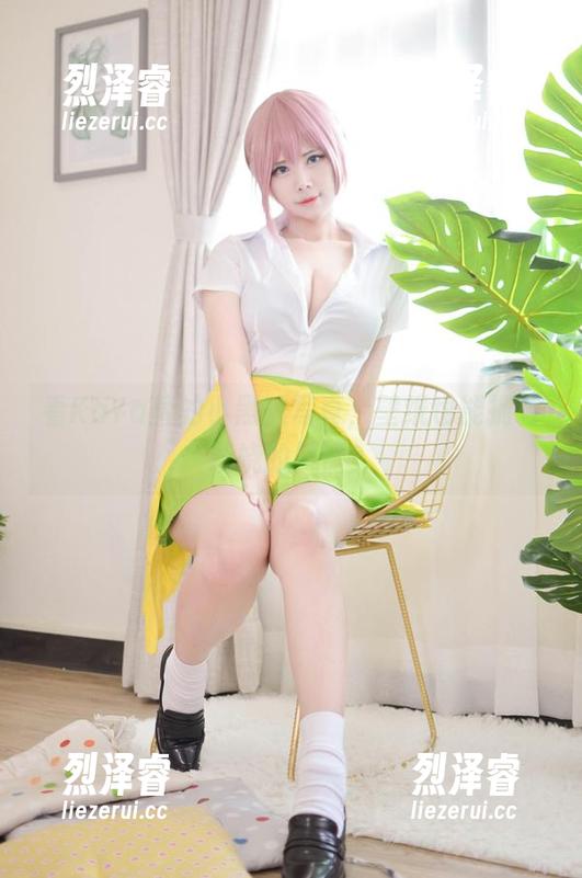 看KaYa萱的小黑狼写真，壁纸也能拥有妖娆的风情？
