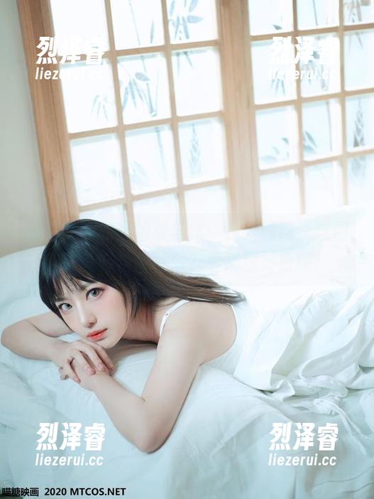 喵糖映画的半袖双马尾：我只想问，这图包有没有隐形特效？看得我好晕啊！