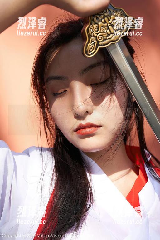 MiiTao蜜桃社 - 私房短裙：看看佩琦Pinky怎么把平凡连衣裙穿出高级感