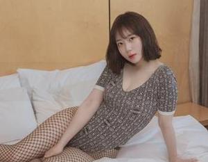 SOOTV中的MyuA(뮤아)，针织裙全套写真简直太养眼！