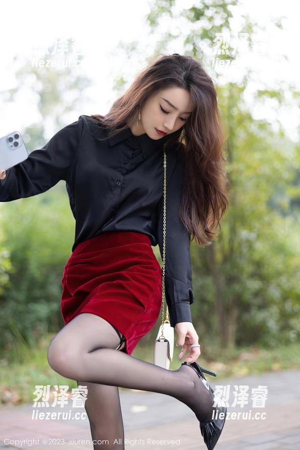 Xiuren秀人网 - 光影中跃动的星子柒kiki：体操服作品，运动风与休闲风的奇妙碰撞！