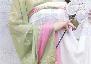 Xiuren秀人网 – 资源曝光！杨晨晨sugar的低胸吊带装扮，丝袜美腿仿佛在邀请你一起春游！