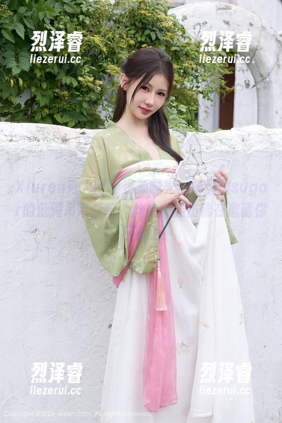 Xiuren秀人网 - 资源曝光！杨晨晨sugar的低胸吊带装扮，丝袜美腿仿佛在邀请你一起春游！