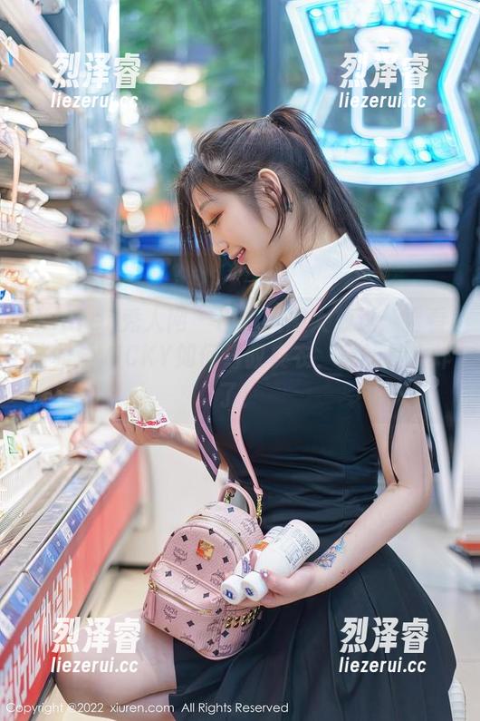 Xiuren秀人网 - 精选美图大放送：看看陈雅漫VICKY如何驾驭皮衣，真的是太炸了！