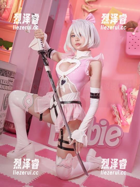 作品里每一只美足都好像在对我说话，ZinieQ真是有两把刷子！