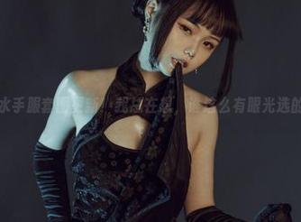七月喵子的水手服套图更新！我总在想，谁这么有眼光选的这件衣服？