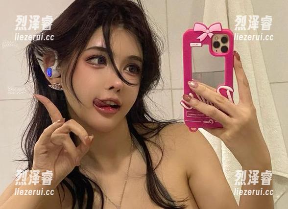 微密圈 - 在水里看世界：于芷晴泳池作品在线等你来探险！