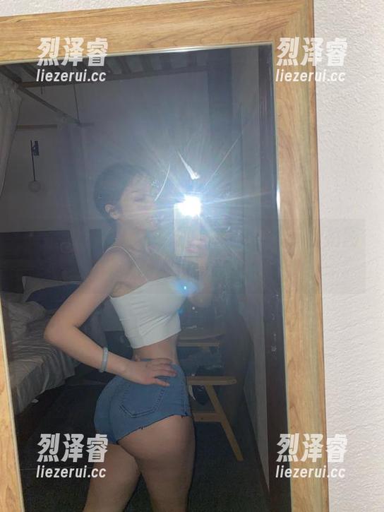 微密圈 - 当你文茜遇上镜头，最新自拍图册瞬间引发眼球风暴！