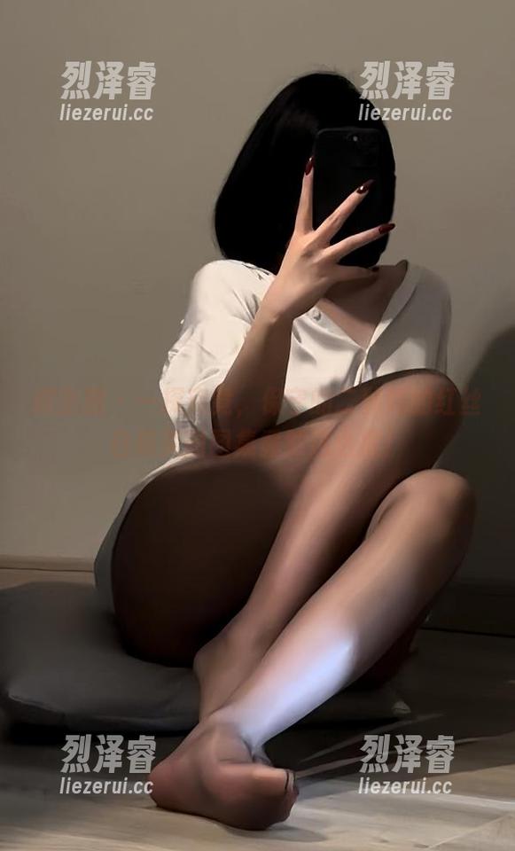 微密圈 - 一探究竟，保守的二舅妈的红丝白袜美图图集竟然这么撩！