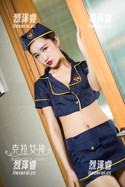 克拉女神 - 吕佳的私拍黑白原图，透出一种难以言表的柔软与坚韧