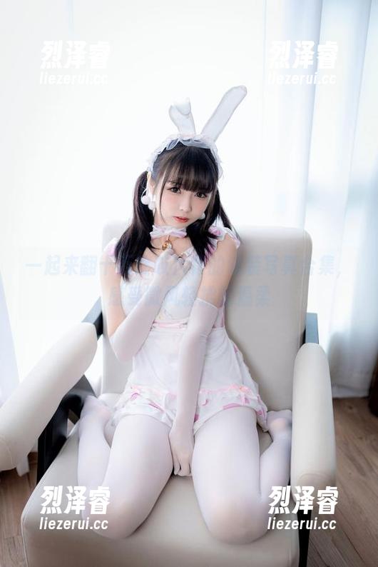 一起来翻十万珍吱伏特的泳装写真合集，感受微风轻拂的温柔