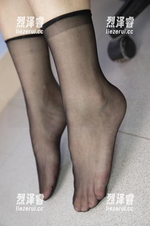 南国足艺-青青 南国足艺 - 揭秘青青美腿写真:这腿是真腿,还是用魔法打造的?