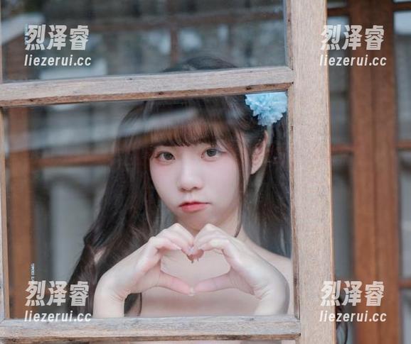 可可小白兔美腿扑面而来：最新图库让你脑洞大开！