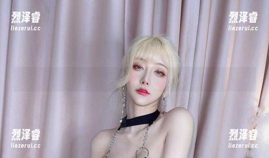 白裙飘摇，啾小妍Deer的图册在免费世界里闪耀！