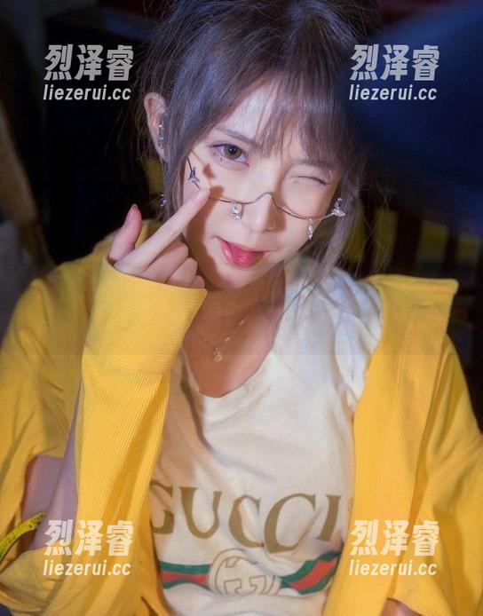 原图中的在下萝莉控ii和她的连衣裙，仿佛在轻声细语她的故事