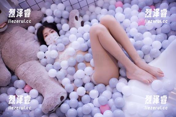 校服写真：如何让大梨子不是御姐成为你的新壁纸梦境