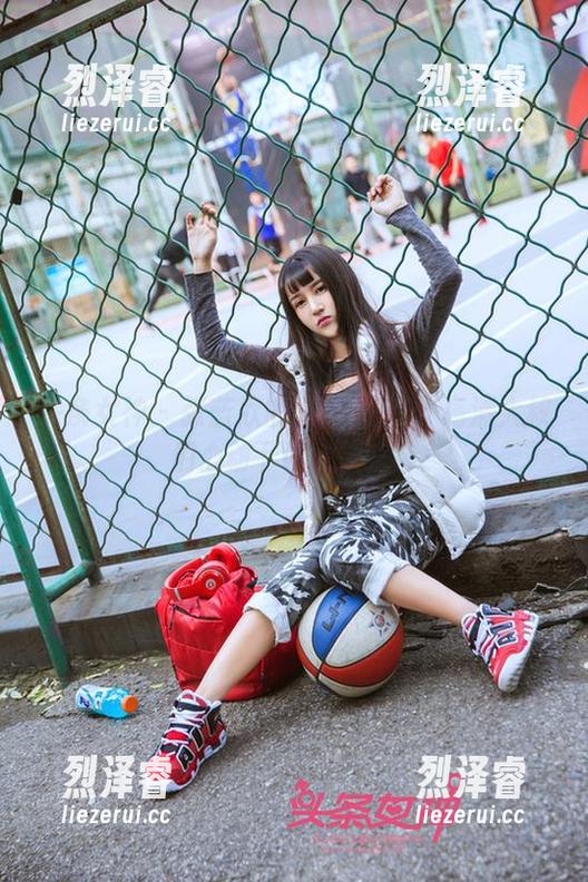 头条女神 - 张蓝欣的JK光影游：高清大叔们心动下载，快来！