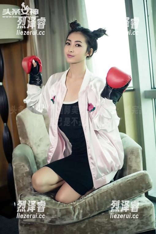 头条女神 - 学姐郭美美图包分享：看完我怀疑自己是不是也该自拍了