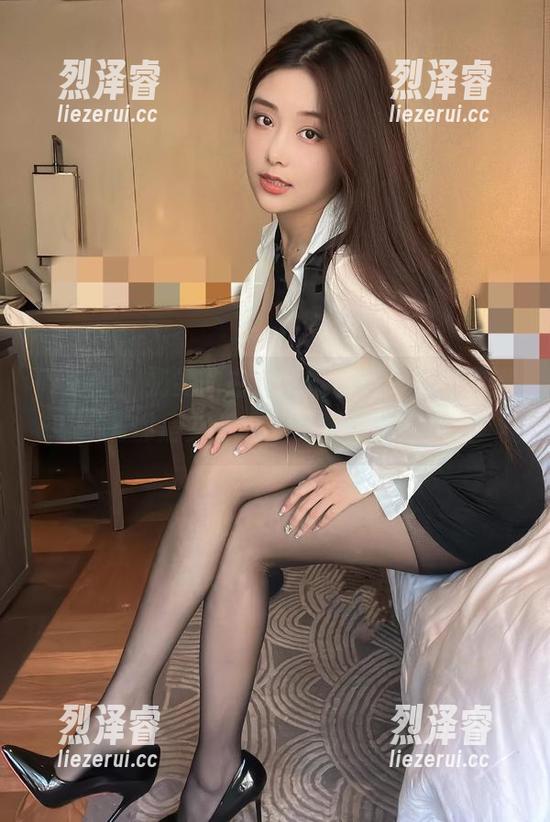 微密圈 - 奶雯的白色蕾丝图包，资源里满满都是少女心，我都想要了！