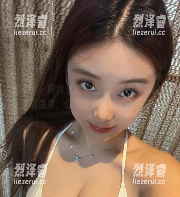 微密圈 - 图包里藏着奶雯的银色吊带裙，满满高清，你绝对不想错过这一幕！