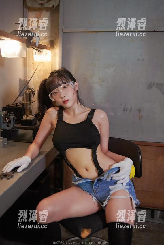 姜仁卿(강인경)的短裤图册：让人忍不住多看一眼的瞬间