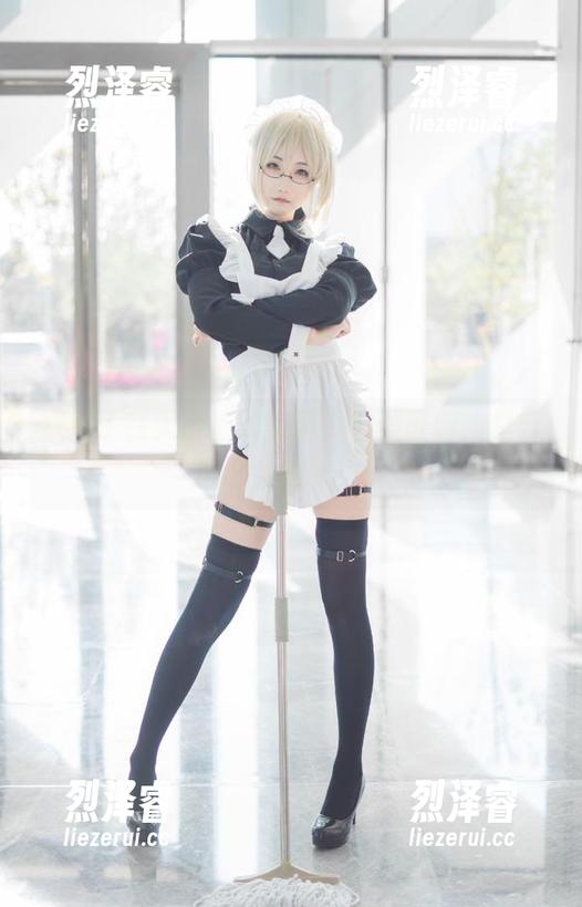 嫣嫣子在天台上的美图，完美证明：白云也会嫉妒！