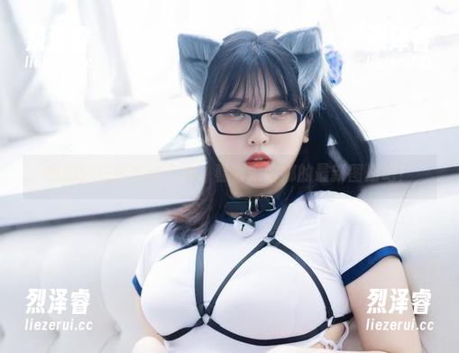 想知道短裤长什么样？看看宋哈娜的最新图册吧！