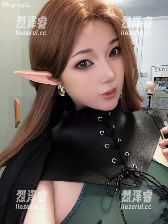 小容仔咕咕咕w：短裙套图，挑战你的自制力极限！