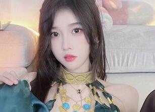 小小奶瓶儿的纯欲吊带cos，最新一波，令人忍不住想多看几眼！