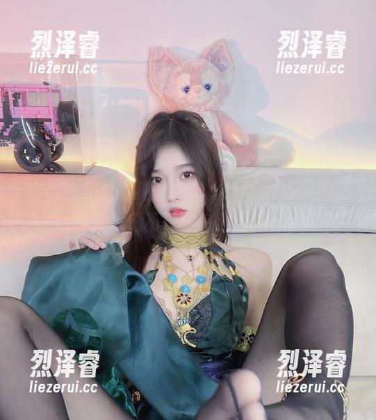 小小奶瓶儿的纯欲吊带cos，最新一波，令人忍不住想多看几眼！