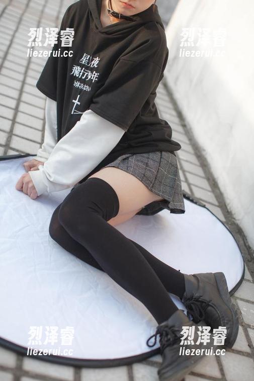 少女秩序 - 在办公室开小会：鹿可的职业装写真，仿佛一场时尚秀！