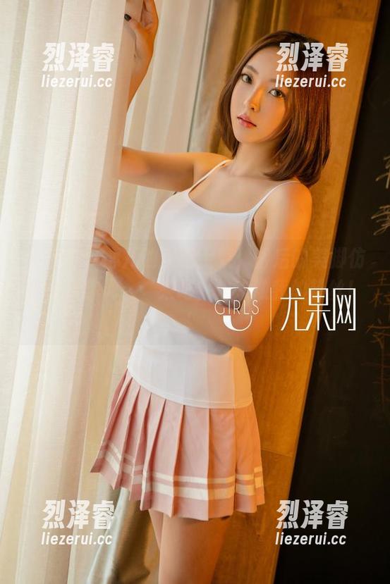 尤果网 - 心儿的美图上架，背后的美脚仿佛在对你说：‘来吧，快来做我的粉丝！’