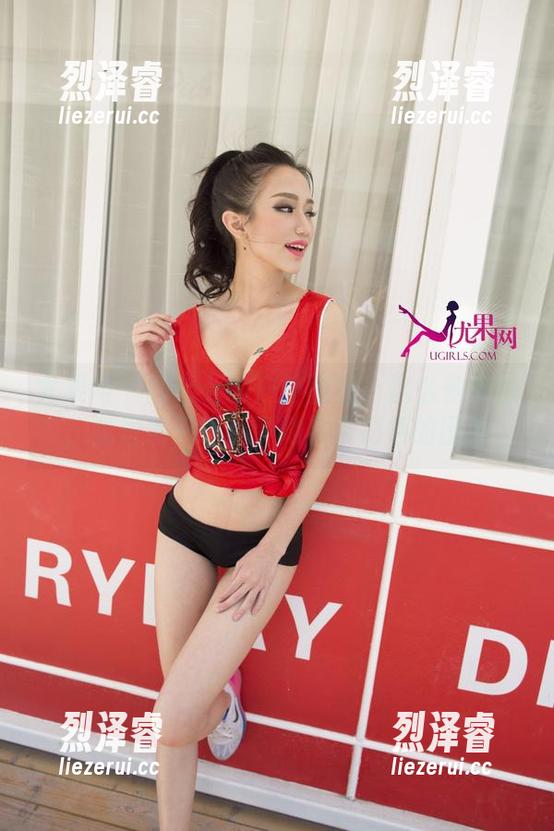 尤果网 - 陈七七的户外图包：这么多美照，我居然只关注了她那条彩色的围巾