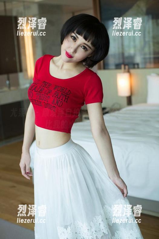 尤果网 - 颜爱泽自拍泳池美图分享：这水比我的心还要荡漾。