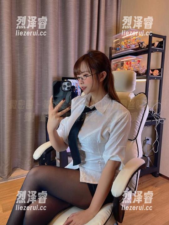 微密圈 - 被张思允nice的油亮黑丝制服撩到！最新写真集来袭，快来围观！