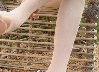 微密圈 – 徐莉芝的写真：枣红裙让我想起了温暖的苹果派，黑丝却像烤过的焦糖，意外又好吃。