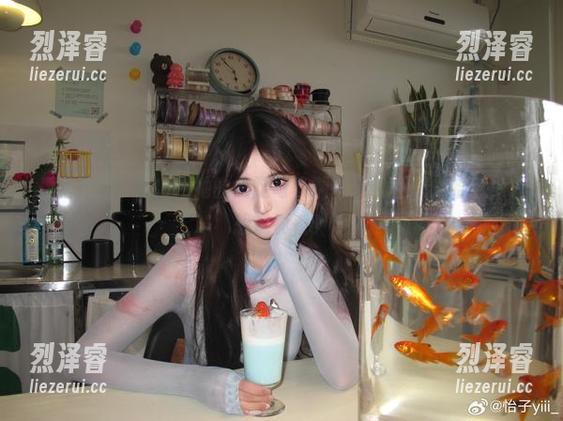 看怡子yiii如何用她的美腿写真颠覆我的三观，哈哈，只想说真香！