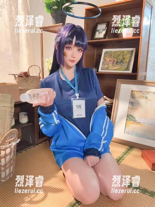 撇去浮华，星之迟迟的合集《明日方舟本》-史尔特尔的图片，简单却撩人。