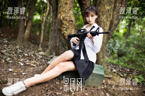 果团网 - 这双美脚，免费照片大放送，莫雅琪也忍不住想秀一秀！