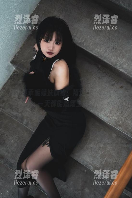 柒柒要乖哦辣妹旗袍：精选写真，让任何一天都能熠熠生辉！