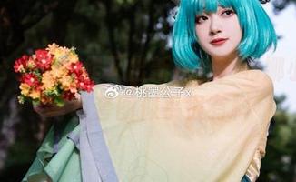 桃墨公子的创作又出新花样，希娜小姐的写真套图似乎很有料