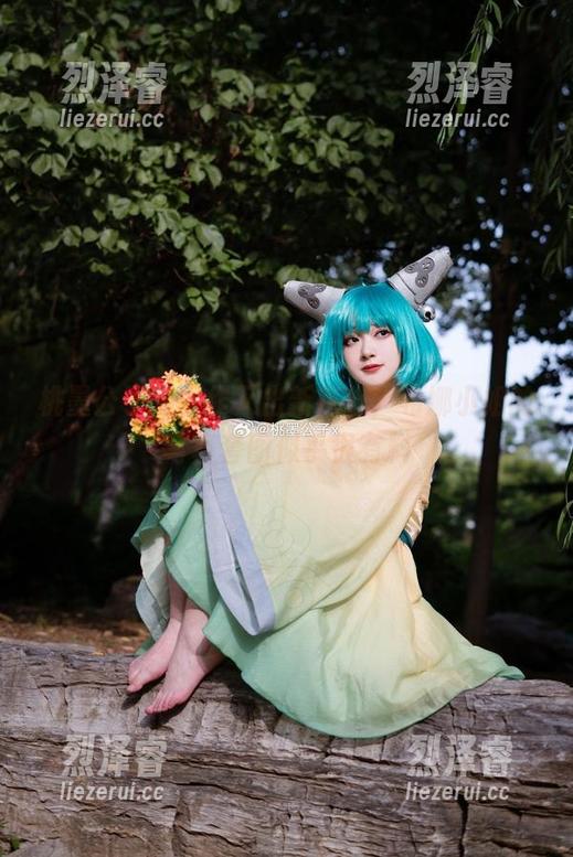 桃墨公子的创作又出新花样，希娜小姐的写真套图似乎很有料