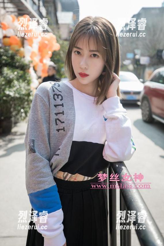 梦丝女神 - 高清写真：灵唯穿校服纯白，仿佛走出了某个青春梦