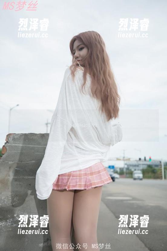 梦丝女神 - 非要说泳池存在感，莹仙女的美图更新也算得上是超模级别！
