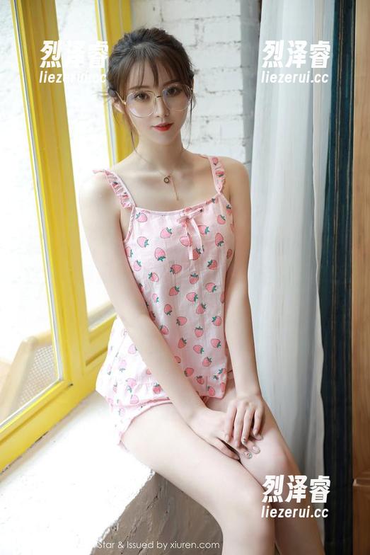 模范学院 - 瞧，李雅柔182CM的眼镜！这组写真能让你眼前一亮，甚至都不想眨眼！