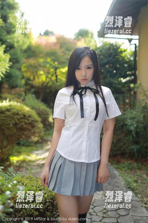 模范学院 - 分享鲍妮boonie的蕾丝写真集，仿佛在看一本生活杂志，只不过...更加引人入胜！