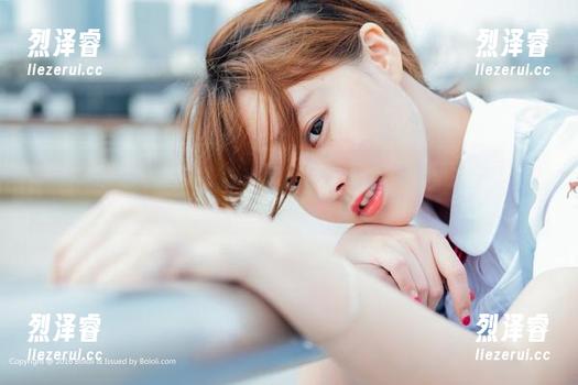 波萝社 - 借助AngelaLee李玲的瑜伽图集，我似乎看到了一些不一样的光影